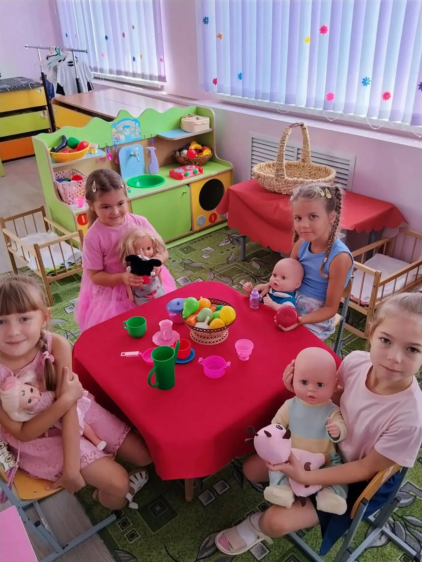 Сегодня ребята подготовительной группы "Гномы" играли в сюжетно-ролевую игру "Дочки-матери". Они с у
