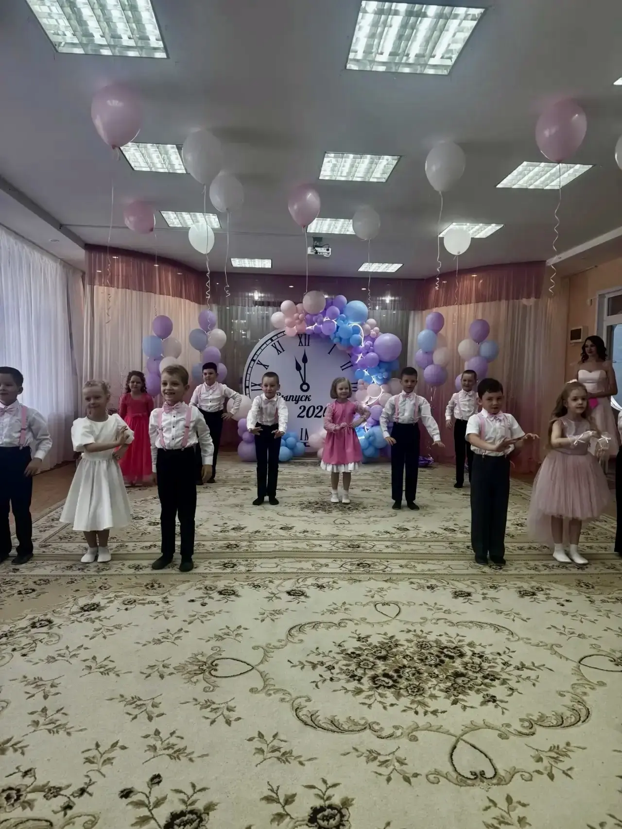Выпускные в детском саду продолжаются — а значит, снова малыши делают первый шаг к школ...