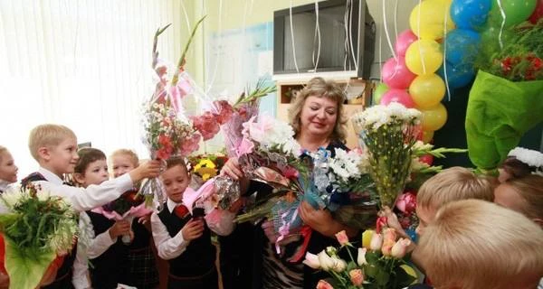 Петербуржцы потратят на подарок классному руководителю около 4,5 тысячи рублей