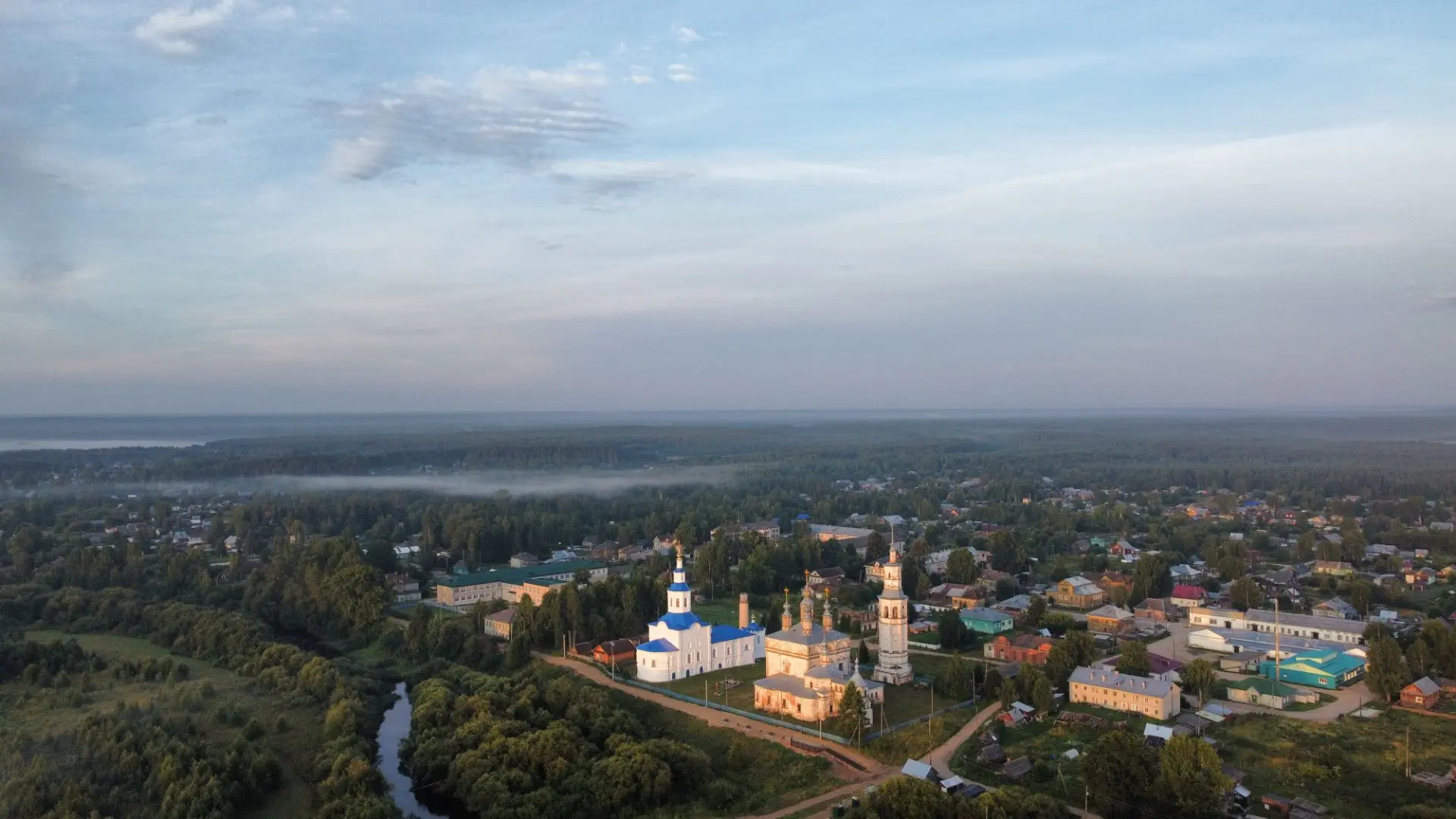 Золотой рассвет над сонной рекой и синева куполов, пронзающая утреннюю дымку. Настоящая...