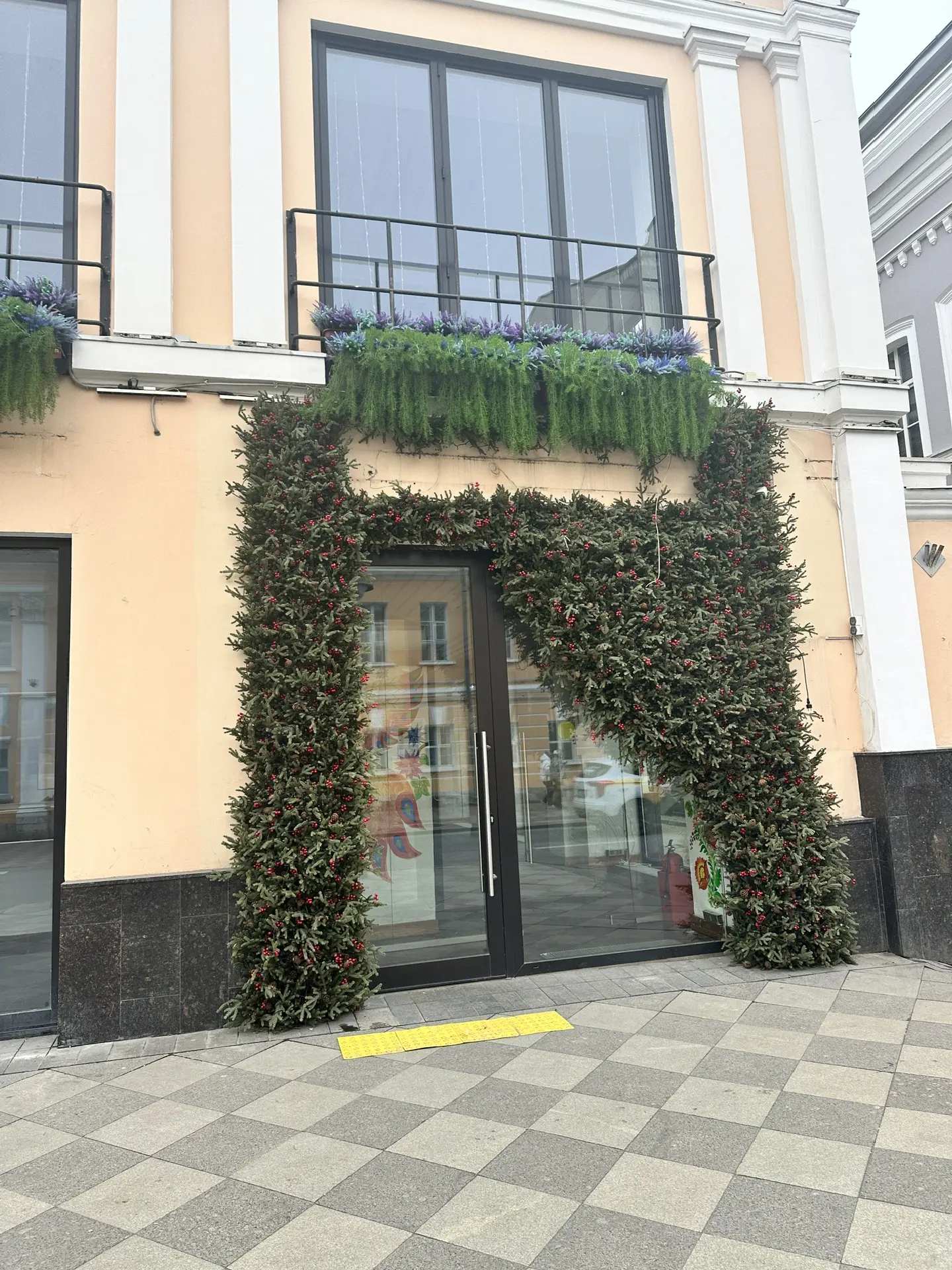 В центре нарядно. Сухо.   На Старом Арбате елки и самовар.  На Пятницкой украшенные кафе.  А в перех