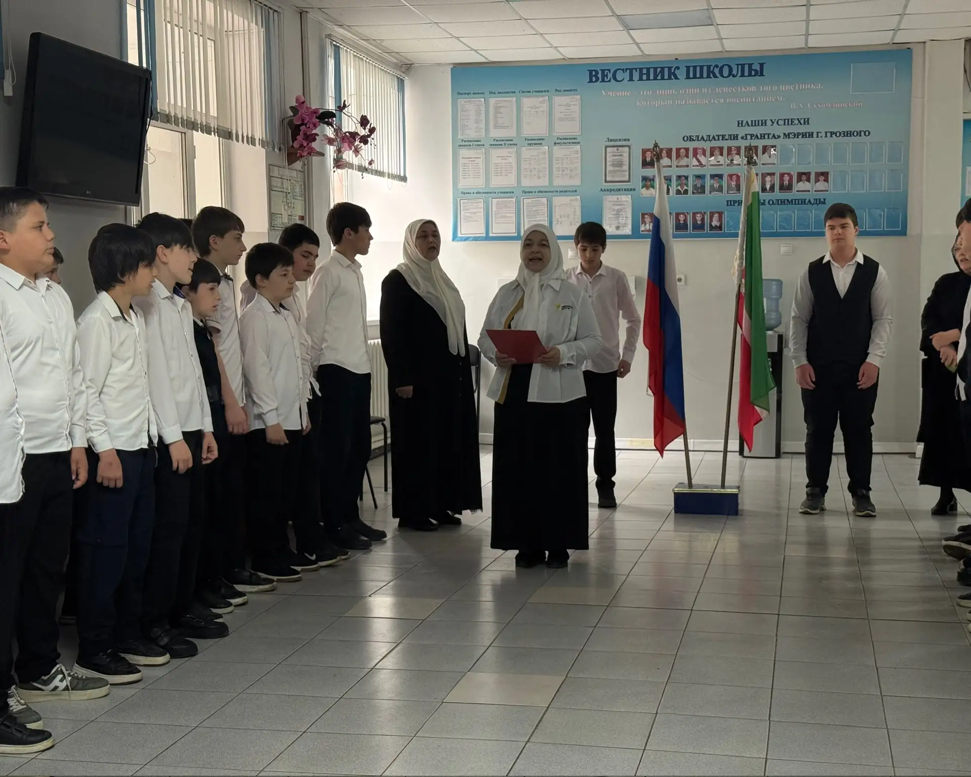 Начало новой учебной недели в МБОУ "СОШ №35" началось с поднятия флагов и исполнения ги...