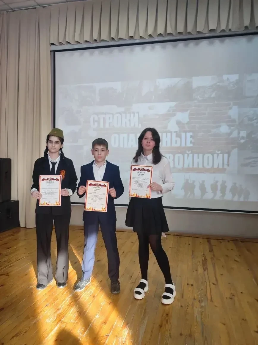 🎭 Наши таланты покоряют окружной конкурс чтецов!  18 февраля обучающиеся нашей школы достойно предст