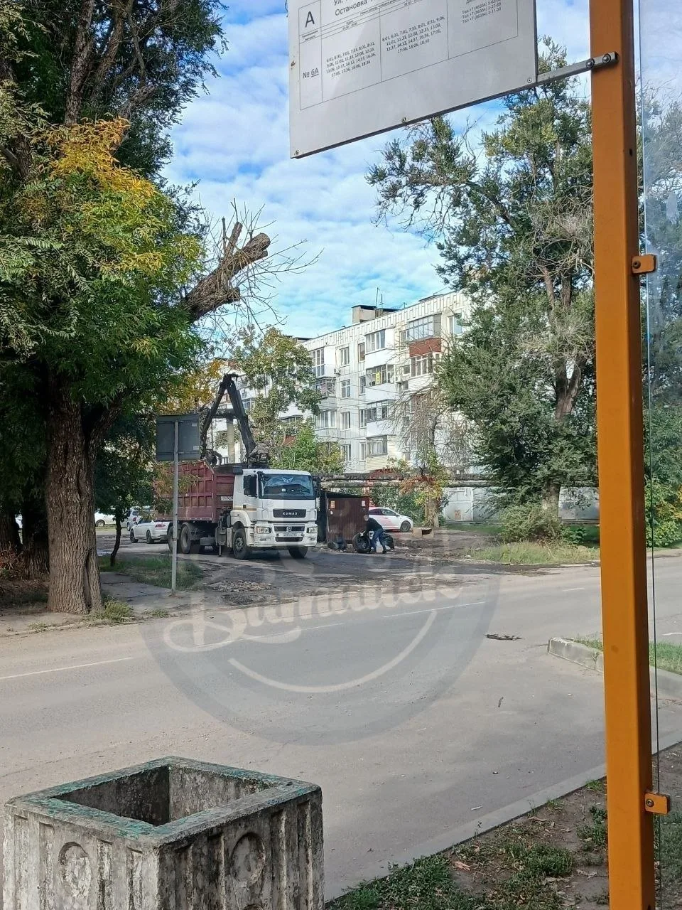 В Батайске начали убирать свалки автомобильных покрышек ♻️ Администрация выделила на эт...