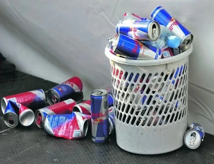 🥤 А вы знали, что Red Bull продвинулся с помощью мусора?

На запуске продукта на рынок Лондона, у б