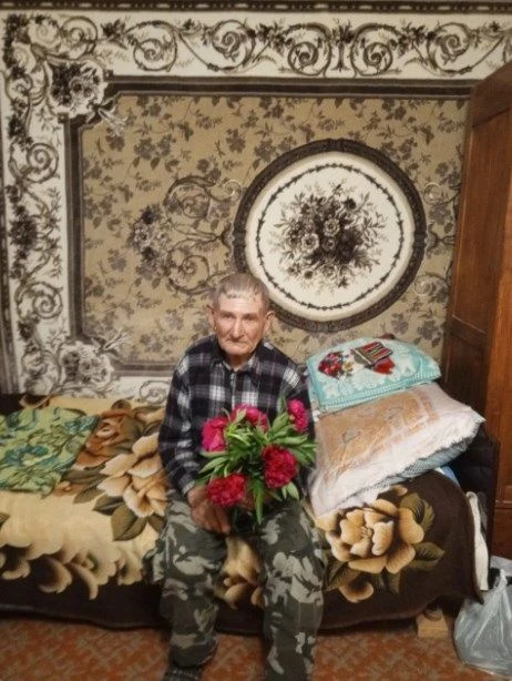 2 июня специалисты комплексного центра поздравили с Юбилеем  получателя социальных услу...