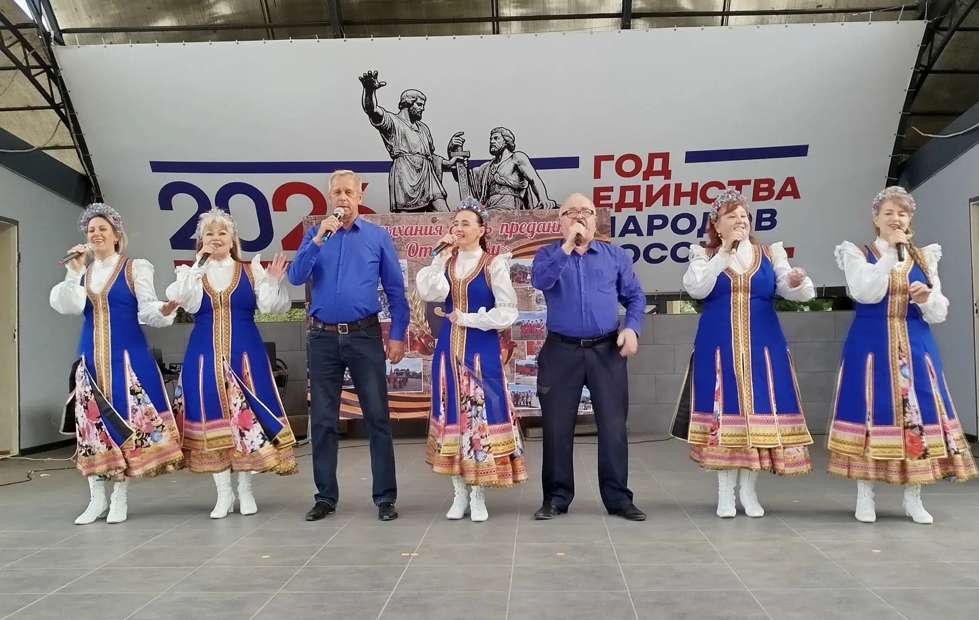 Сегодня народный вокальный ансамбль «Россияночка» п.им.М.Горького подарил гостям и жите...