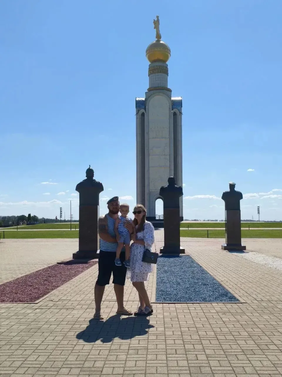 Семья воспитанника   группы раннего возраста " Теремок'' Толи  Лекомцева  принимает участие в фотокр