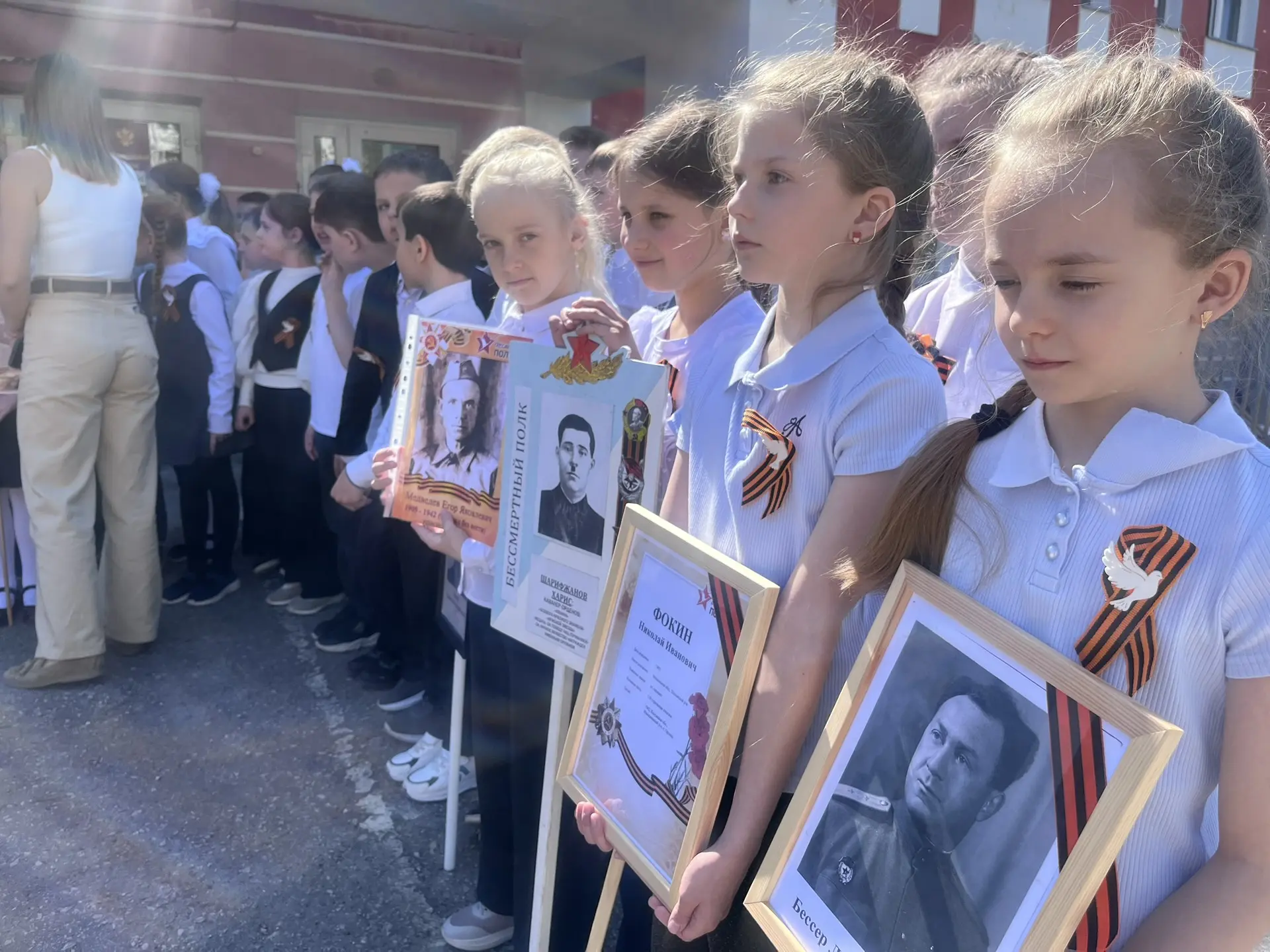 🇷🇺 Мы помним! В нашей школе прошла акция «Бессмертный полк»  🗓️Сегодня, 5 мая, наша школа присоедини