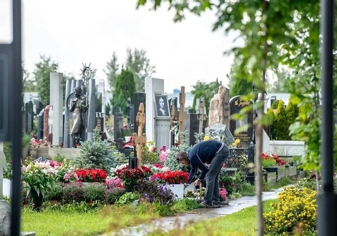 Петра Чернышева сфотографировали на могиле Анастасии Заворотнюк    "Прекрасная няня" ушла из жизни 2