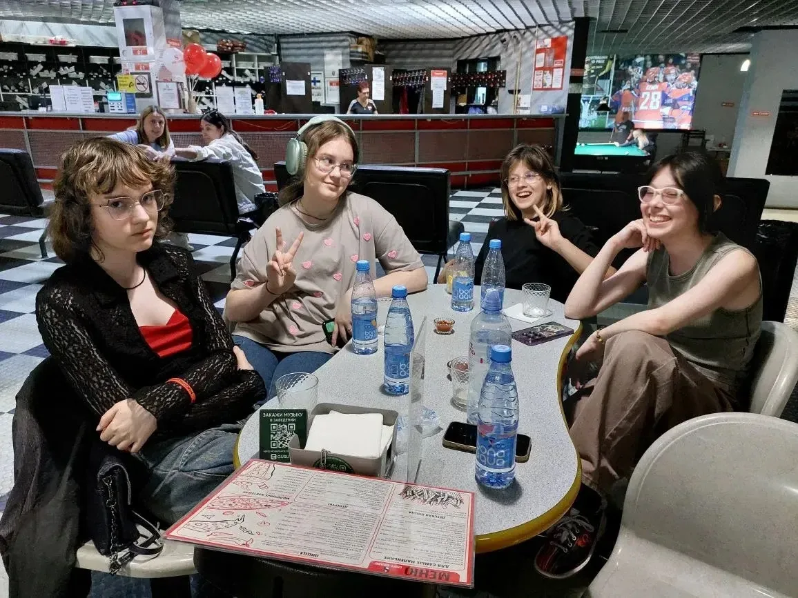 21 мая ученики 6В класса отправились в боулинг🎳 , где отлично провели время, соревнуясь друг с друго