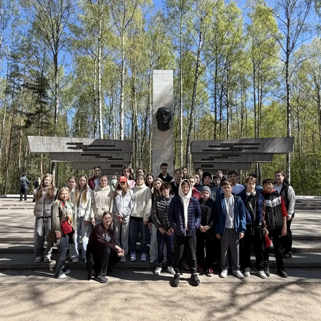 #514 | Память в наших сердцах: учащиеся школы возложили цветы к памятникам 🕯️🌹