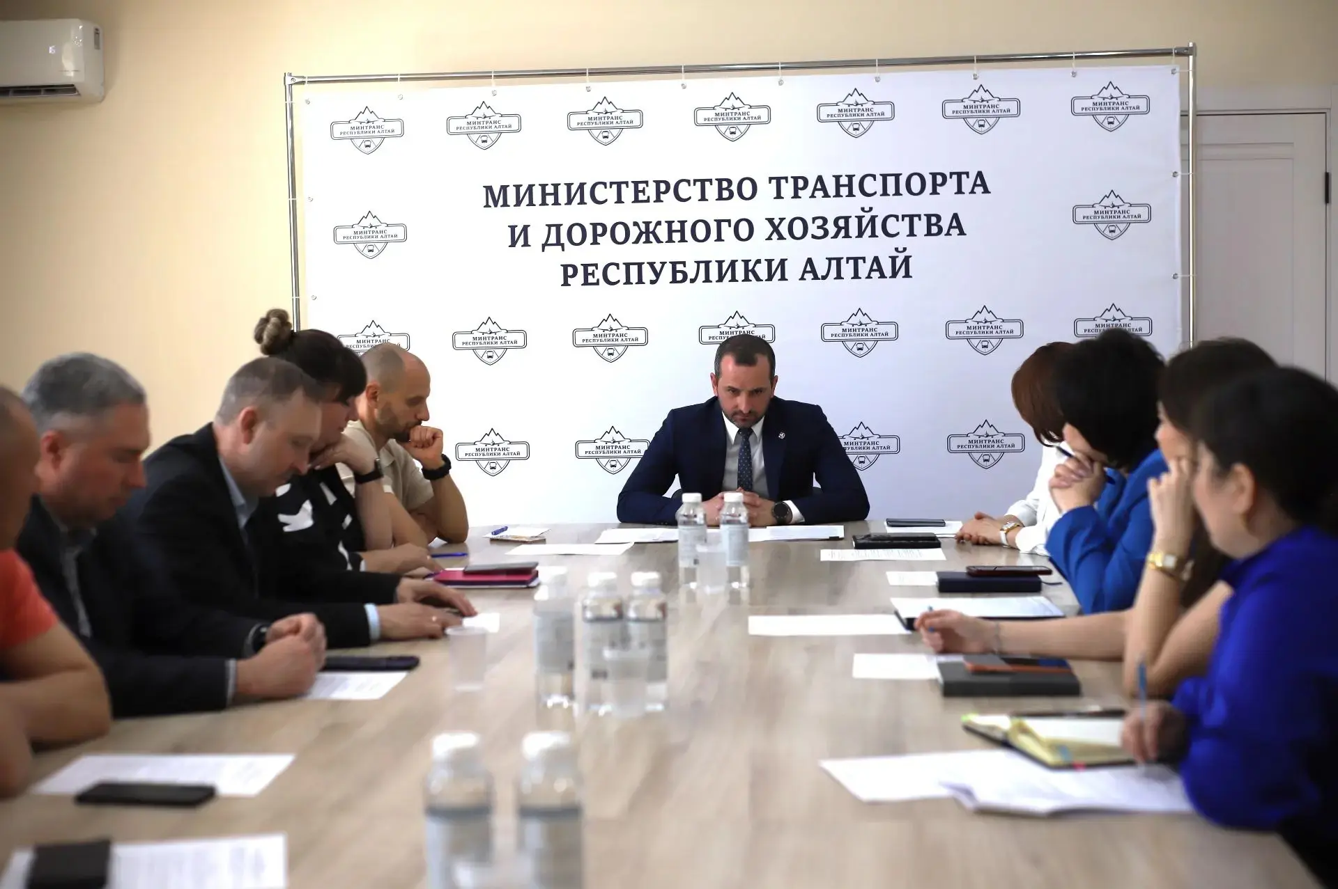 Министр транспорта и дорожного хозяйства Республики Алтай Артур Гущин провел заседание ...