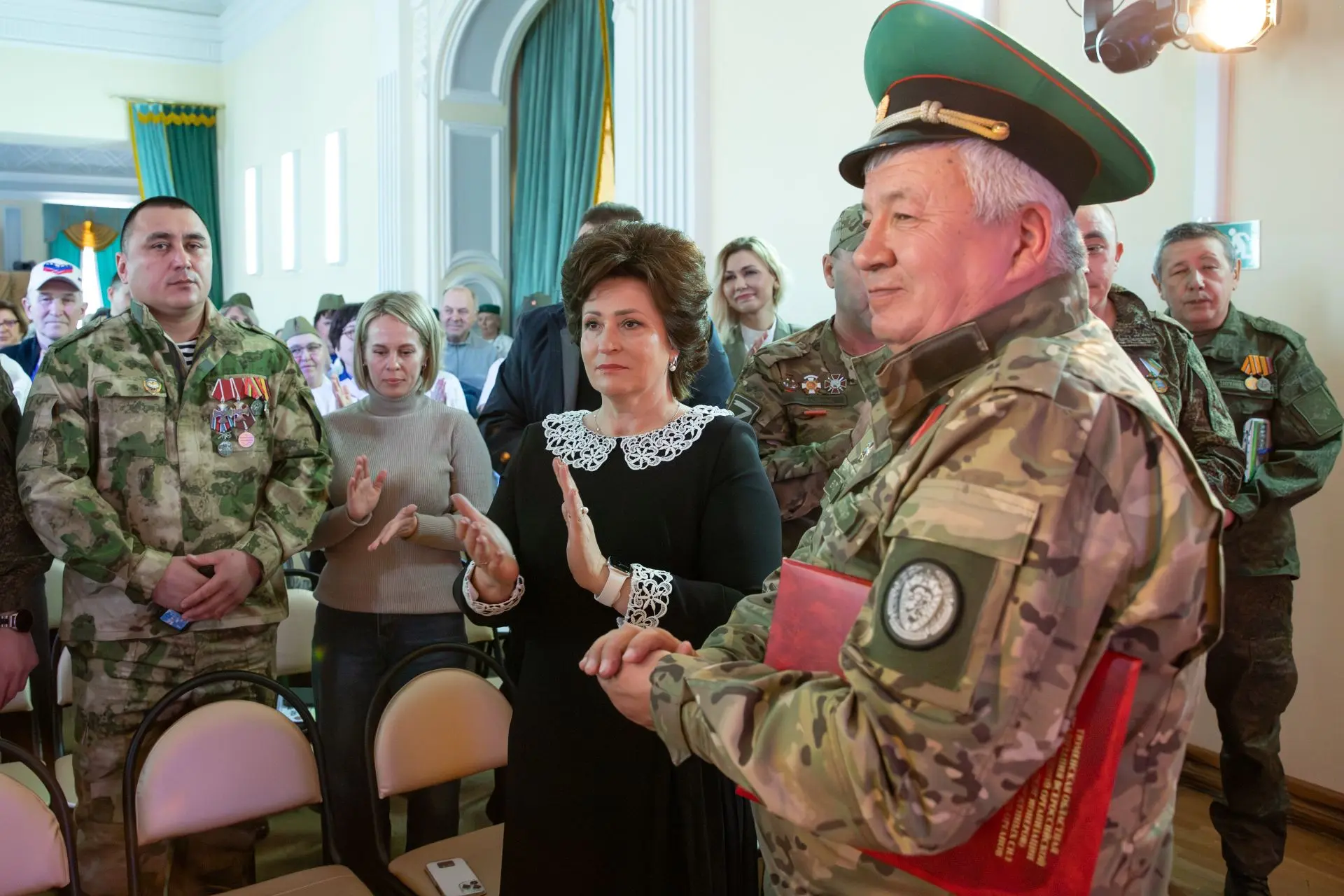 Итоги недели ✅  Отправили 39-й гуманитарный конвой. Больше десятка длинномеров с техникой, строймате