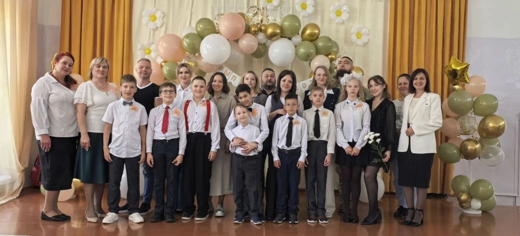 🎉 Прозвенел последний звонок для четвероклассников! 🎉
Сегодня в нашей школе состоялось трогательно