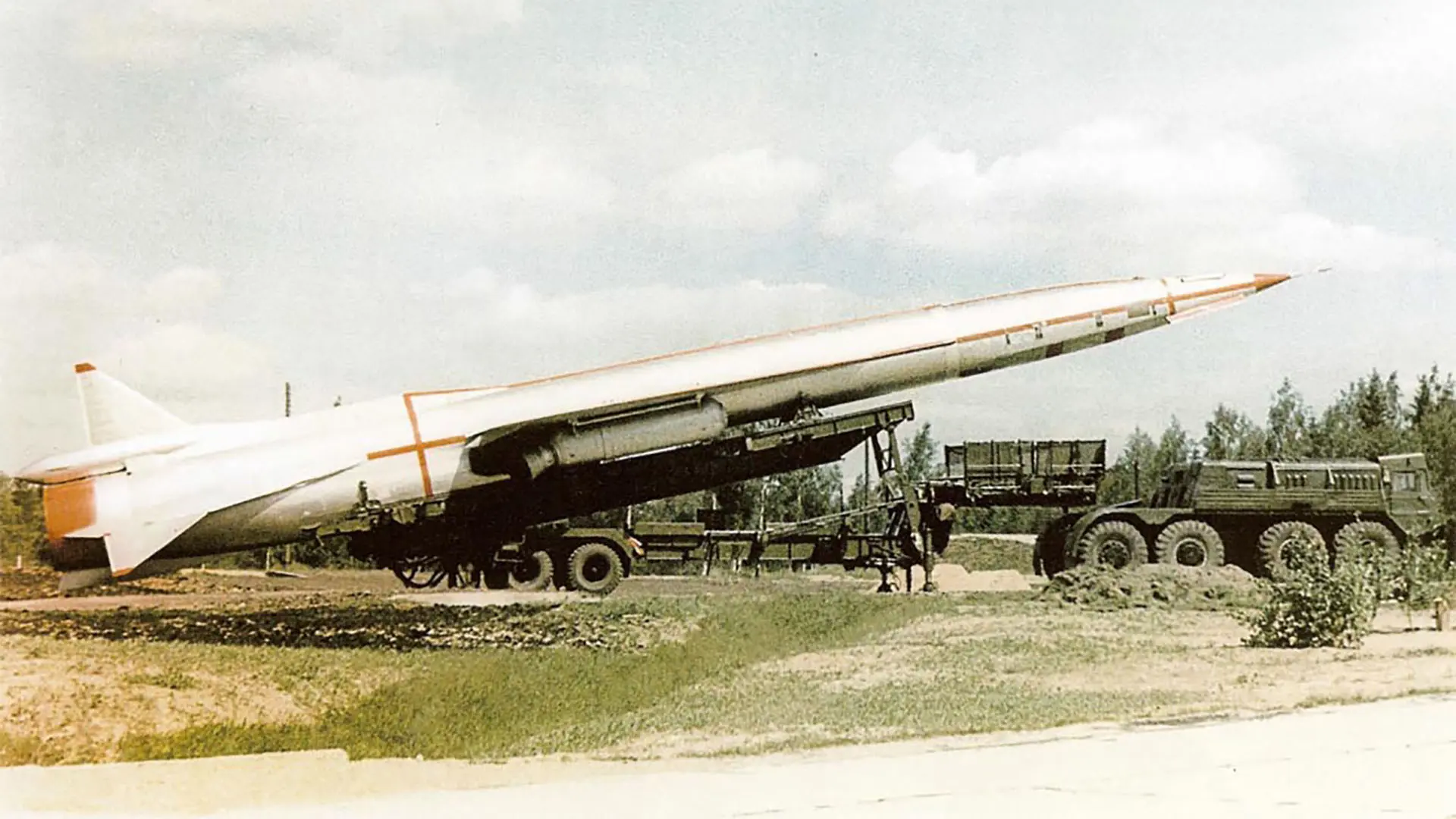 В 1960 году ОКБ Туполева создало Ту-123 «Ястреб» — один из первых в мире сверхзвуковых разведыватель