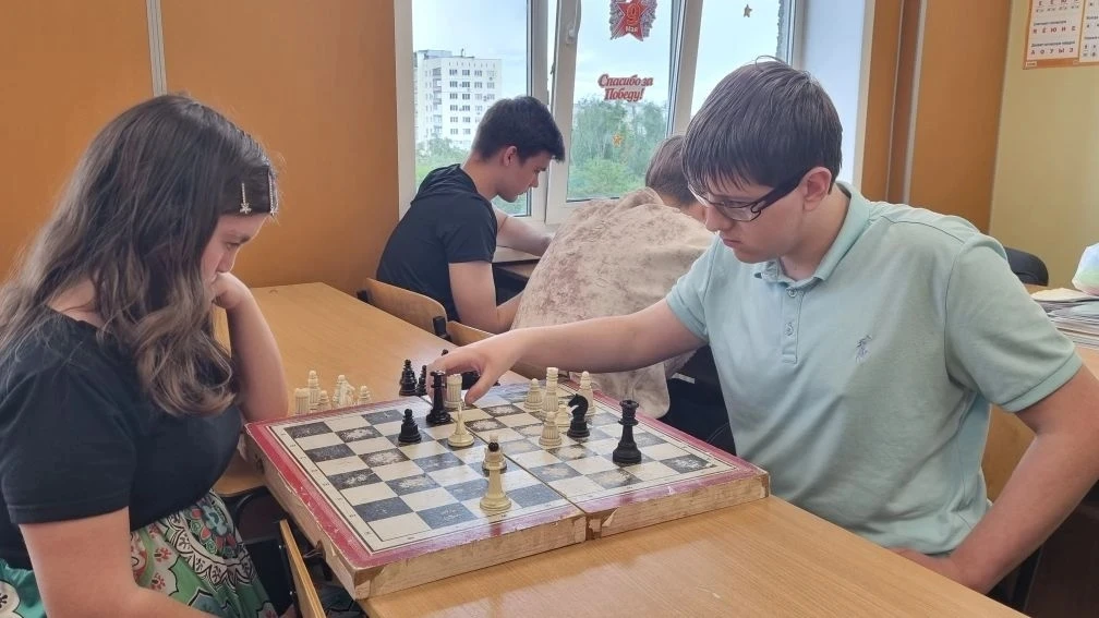 Стратегия, ум и азарт: Шахматы и шашки покоряют первокурсников! ♟️⚪⚫