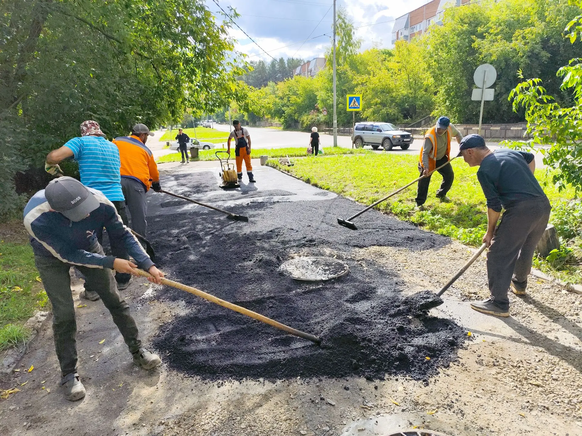 Тротуар вдоль дома на Сосновой улице, 36/1 приводят в порядок