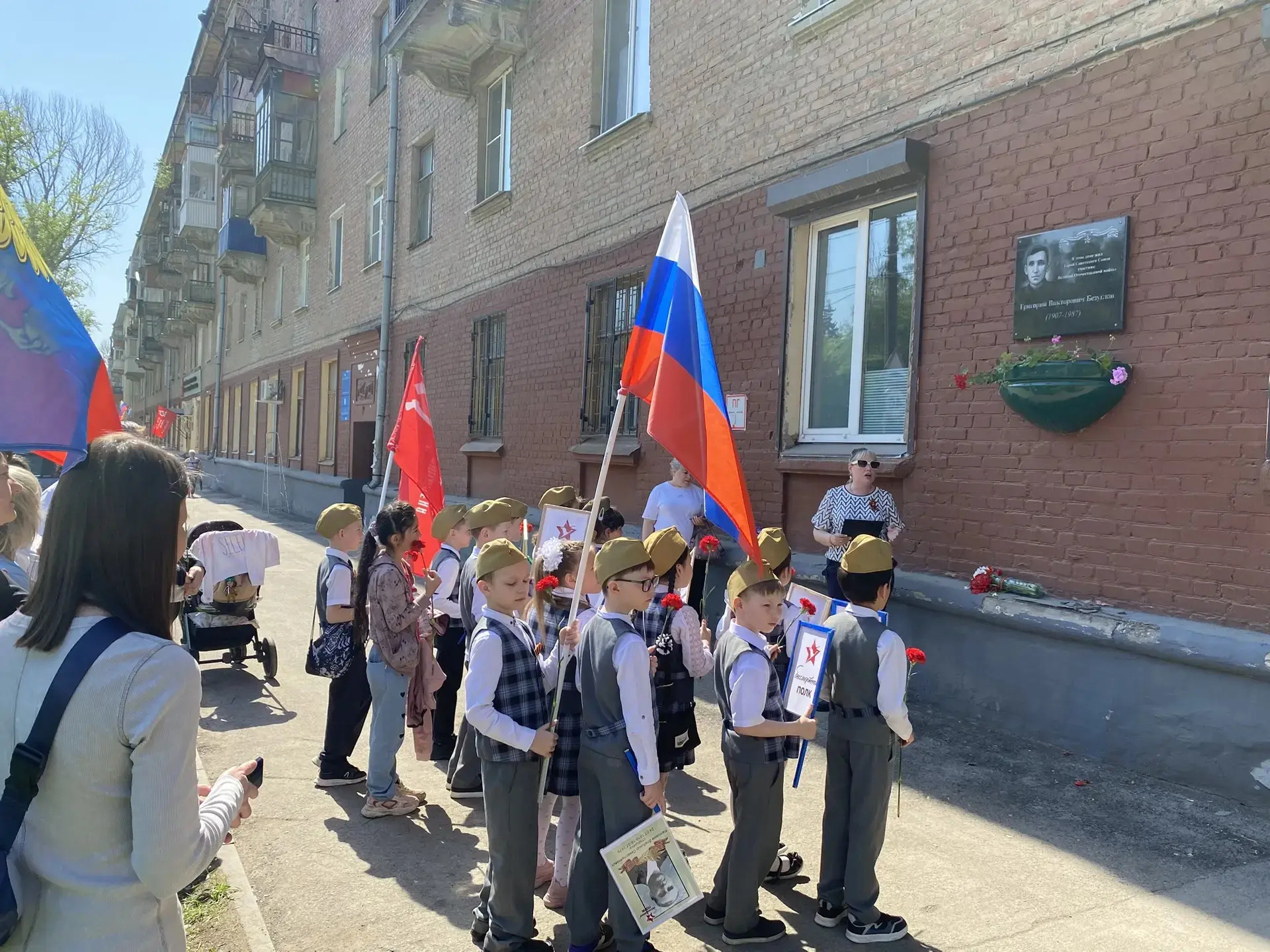 7 мая: "Бессмертный полк: Герои рядом с нами" – единение поколений в 1Б классе    Сегодня 1Б класс в
