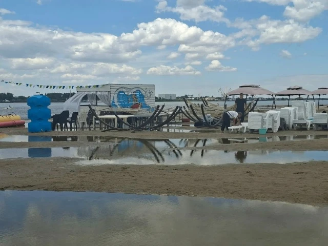 Популярный астраханский пляж ушел под воду из-за сбросов с Волжской ГЭС

Фото: автора. Автор: Тая Ри