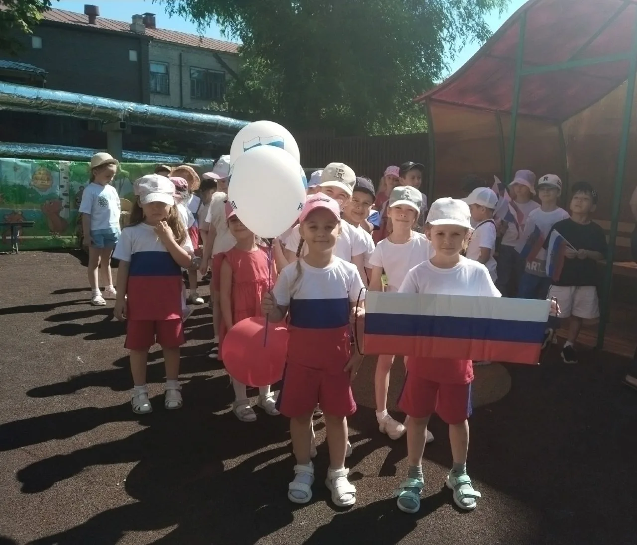 Сегодня в нашем детском саду День России превратился в настоящее приключение! Наши воспитанники стал