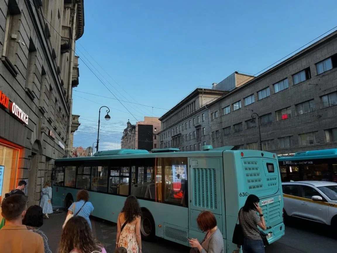 ⚠️ Лазурный автобус врезался в дом возле метро Петроградка — повреждения получило кафе.