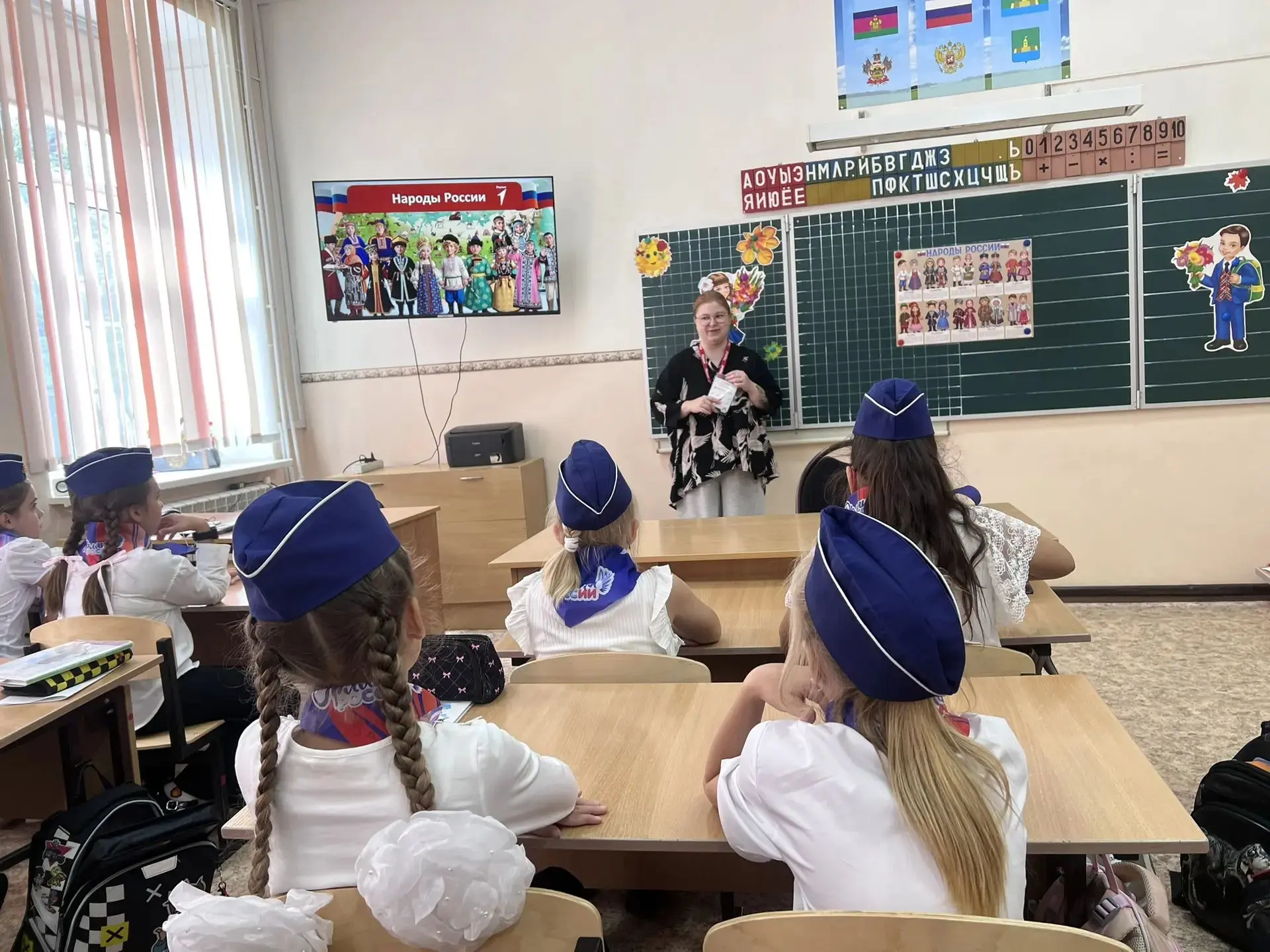 От буквы к дружбе народов: как юные школьники отметили два важных праздника 📚✨🤝