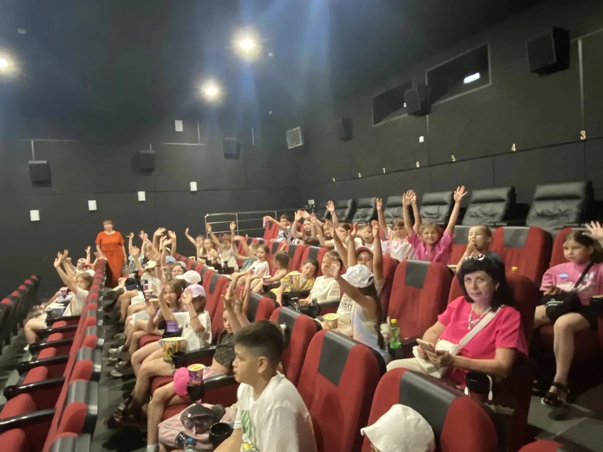 Лагерь «Солнышко» посетил кинотеатр «Русь». Мы смотрели новый семейный фильм «Роботоняня». Фильм ока
