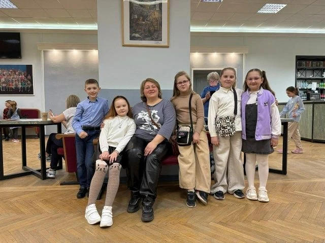Воспитанники, выпускники, родители и воспитатели группы "Смешарики" по старой доброй тр...