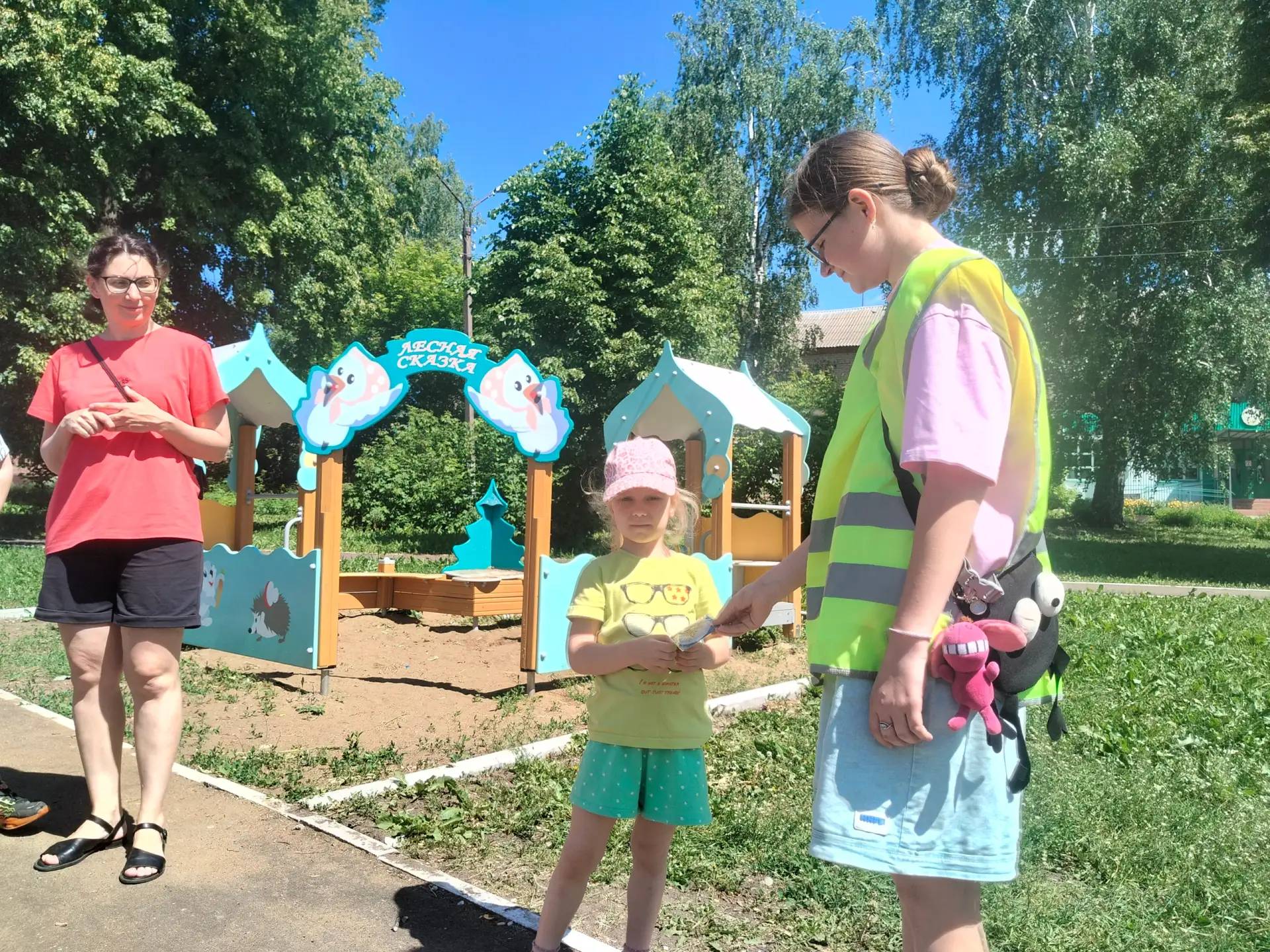 🚦 Отряд ЮИД и активисты «Движения Первых» провели важную акцию по пропаганде безопасности дорожного