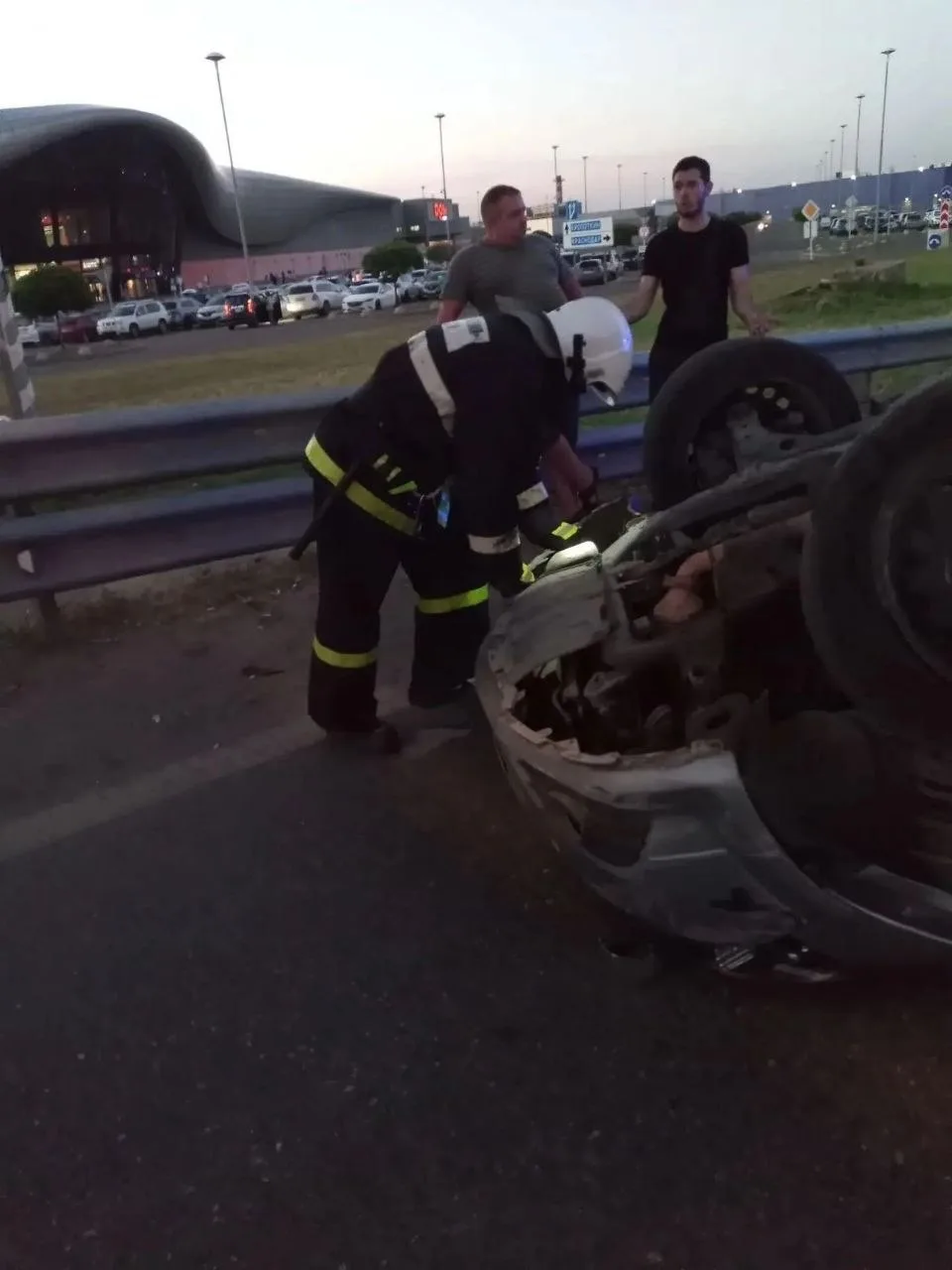 📸 На Восточном обходе Краснодара перевернулся автомобиль 

Авария произошла возле ТРК OZ Mall. Легк