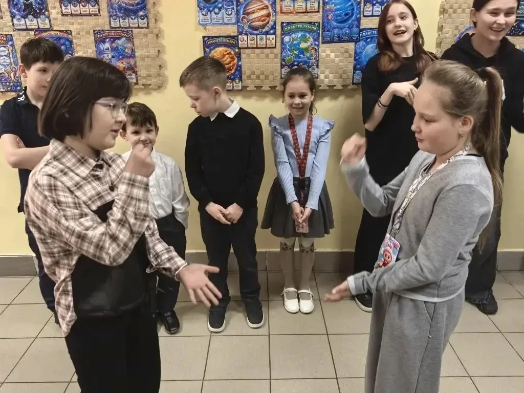 ✊✌️🖐️ Камень, ножницы, бумага — игра, которая захватила всю школу!  Вчера во всех корпусах было шумн