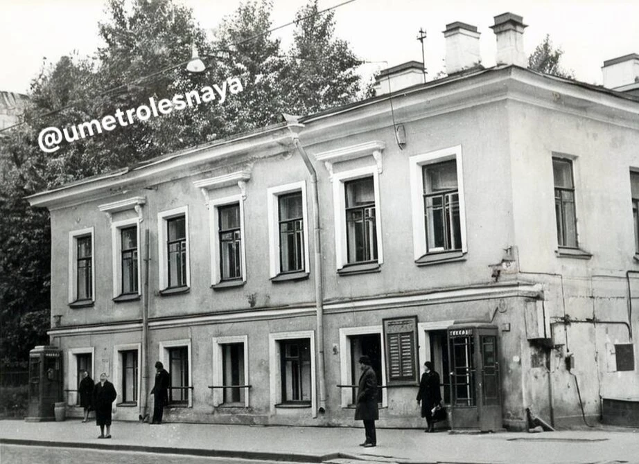 Этот маленький милый домик (верхнее фото) находился по адресу Большой Сампсониевский, 6...
