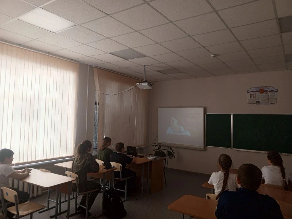 В пятом классе в рамках проекта "Киноуроки в школах России" просмотрели фильм "Шайба". ...