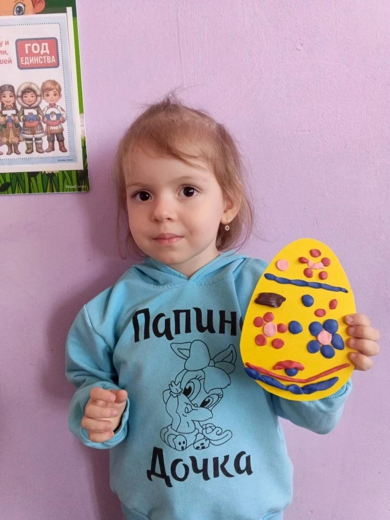 В преддверии светлого праздника Пасхи, в младшей группе нашего детского сада дети ловко...