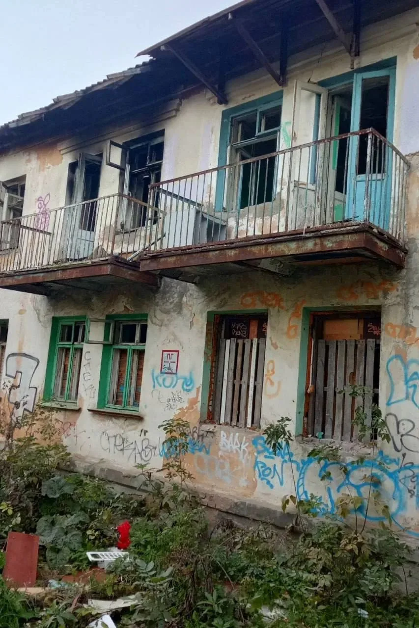 Жители Новокуйбышевска требуют снести заброшенный дом в Школьном переулке.