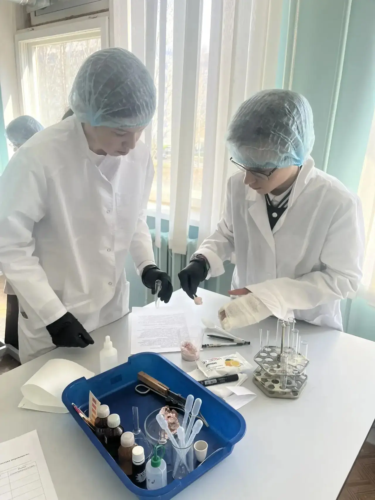 Ученики профильных 5б и 6в классов приняли участие в первом школьном хакатоне «Лабхим» ...