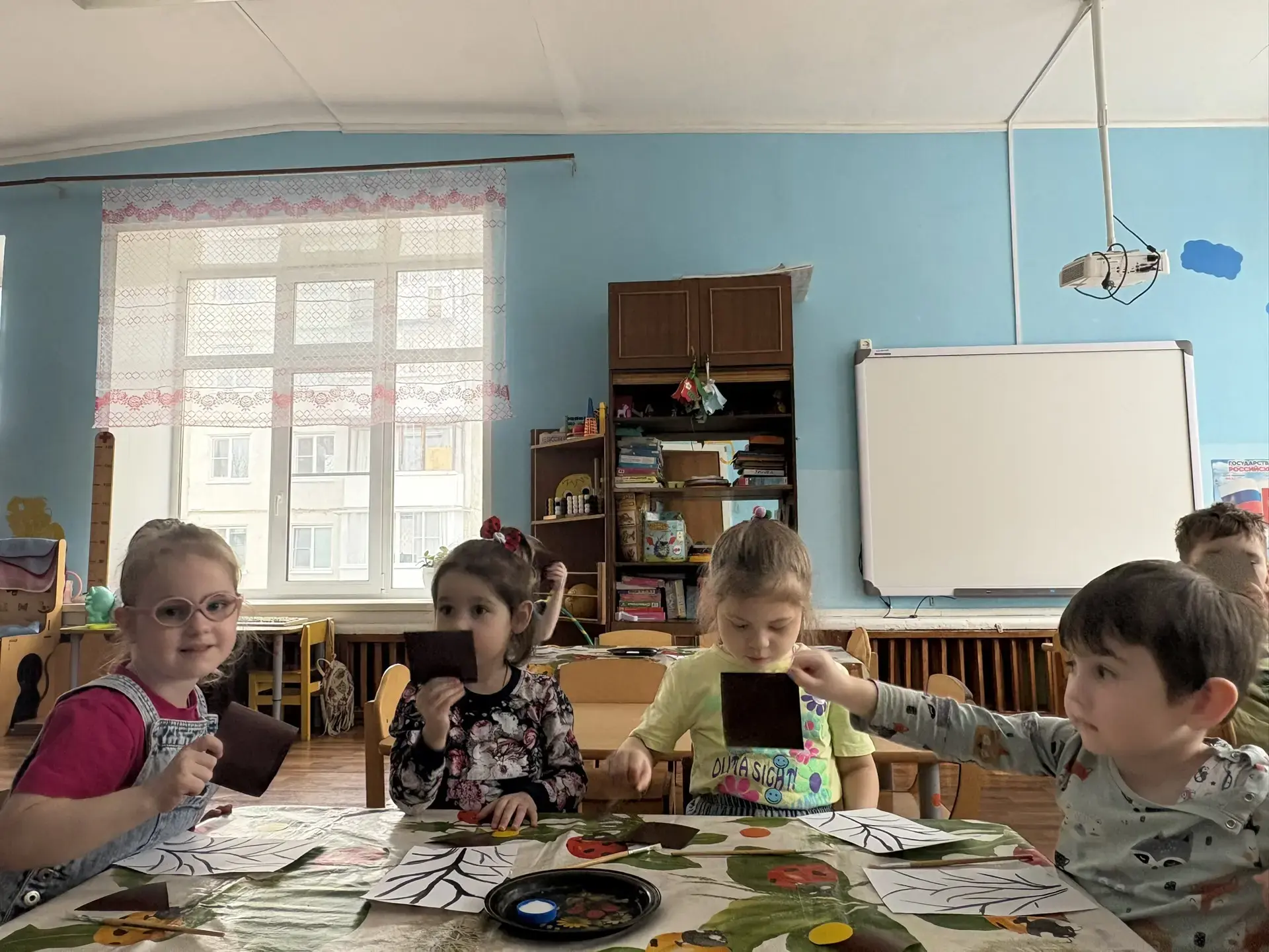 «Скворечник»
Дети сделали аппликацию «Скворечник». Они узнали о важности заботы о птицах, вырезали д