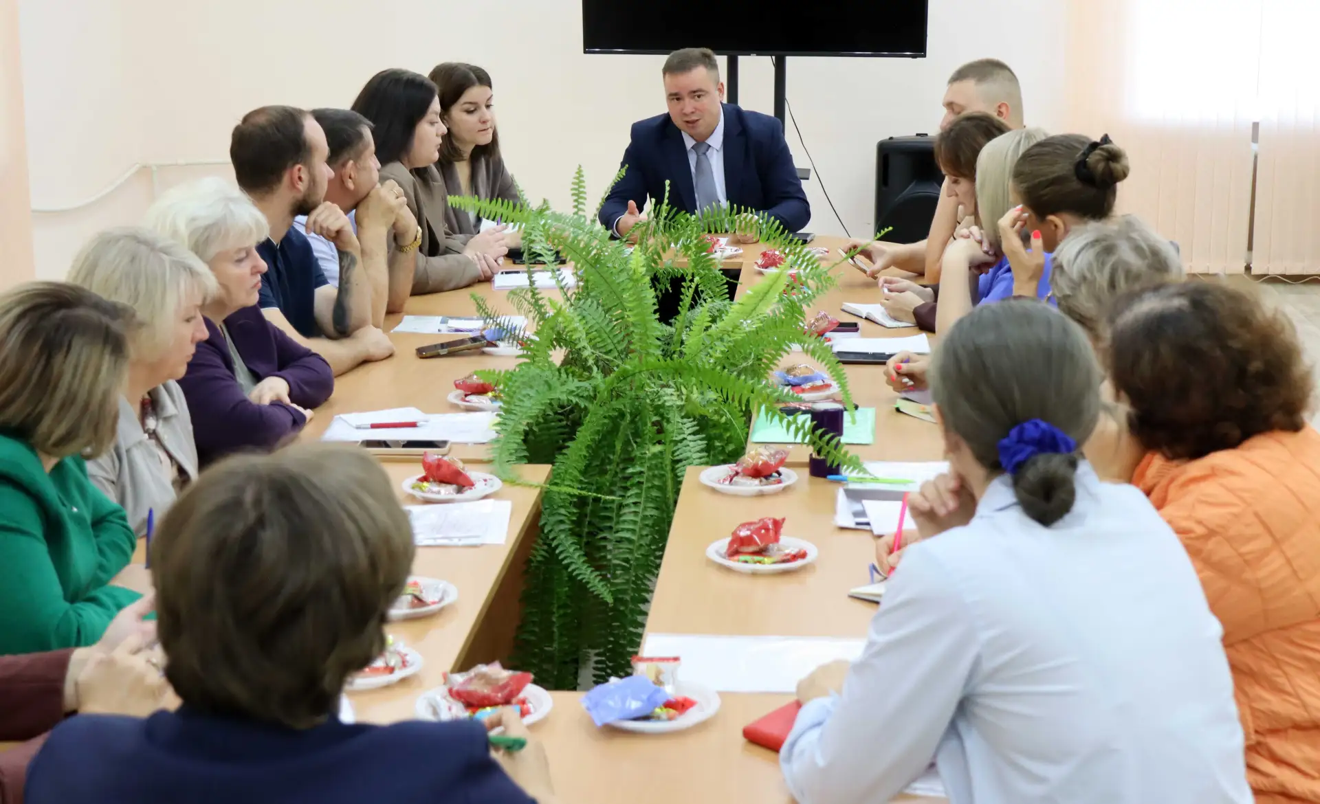 В преддверии Дня знаний Роман Попов провел рабочее совещание с руководящим составом обр...
