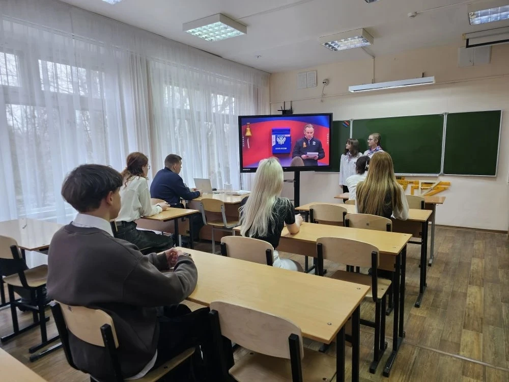 🌟 Наша школа стала площадкой для «Диктанта Победы»!  Сегодня старшеклассники с серьёзным настроем вз