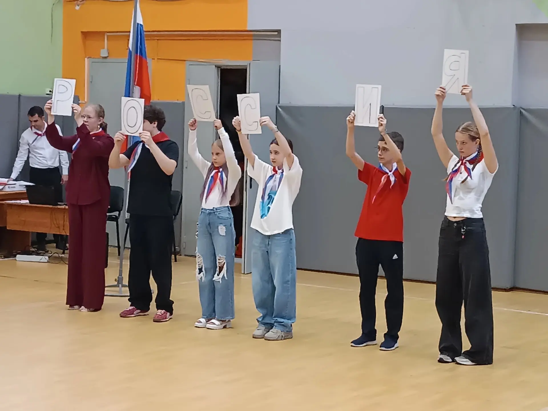 В ГОЛ «Луч» прошло мероприятие, приуроченное ко Дню России. Учителя истории подготовили для ребят ув