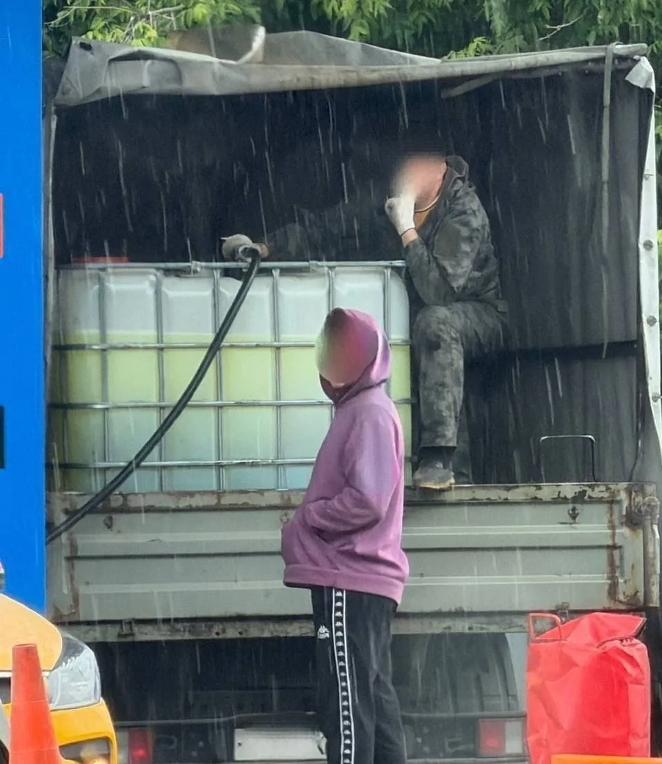В Москве начали массово скупать бензин

На одной из столичных АЗС водители набирали сотни литров топ