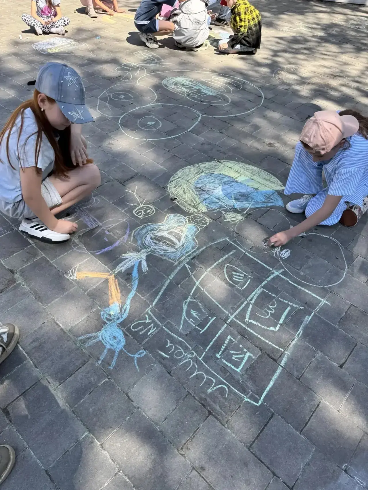 🎨 В завершении праздничных мероприятий в парке «Здоровье» состоялось особенное творчес...