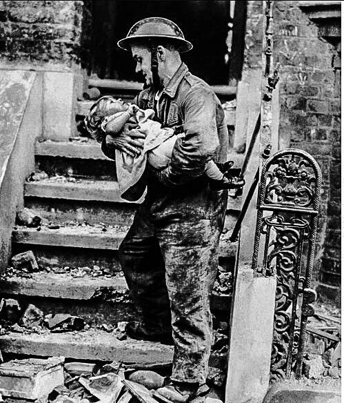 Лондонский спaсатель выносит девочку из развалин, 1944 год.