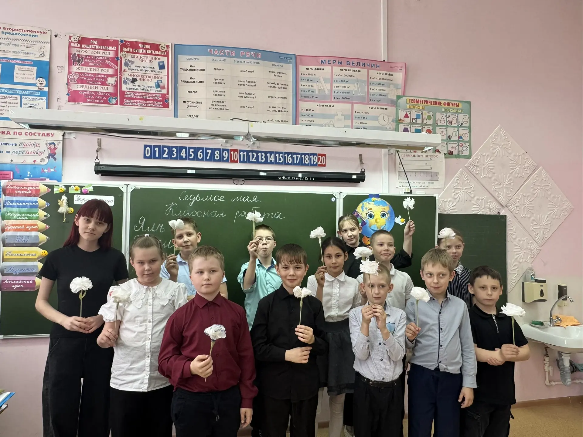 🇷🇺 Маленькая гвоздика — большая память.

🇷🇺💮Сегодня в начальной школе царила особая атмосфера т