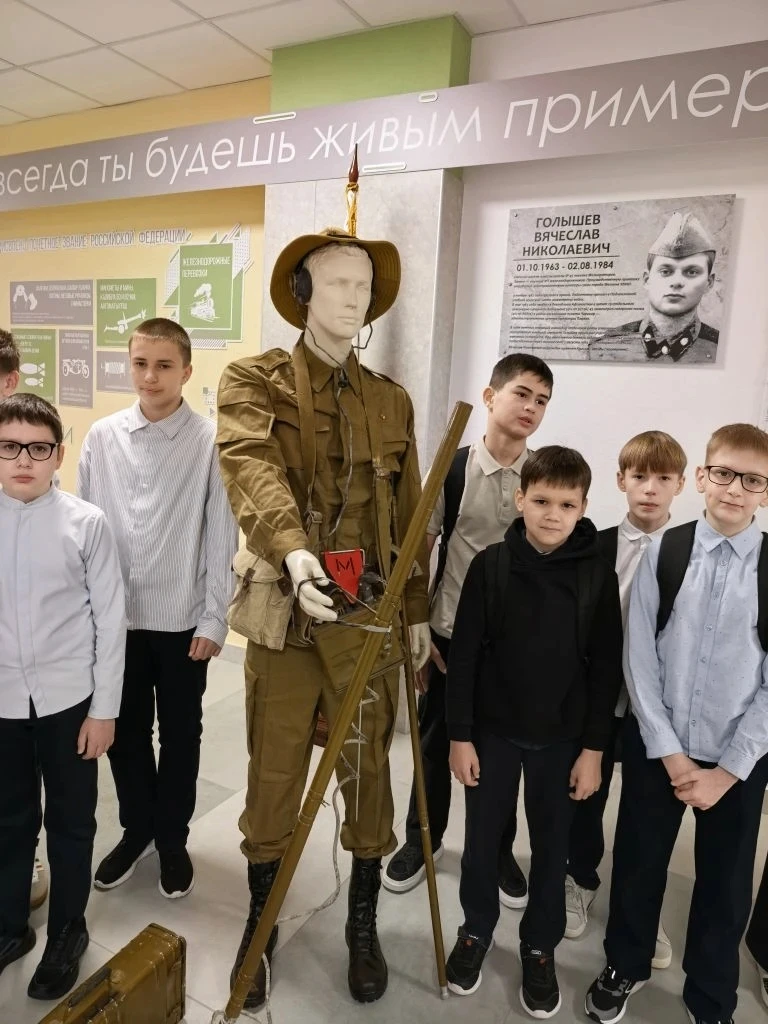 В 6 "Е" классе 16 февраля был проведен классный час «Разговоры о важном» на тему «Герой из соседнего
