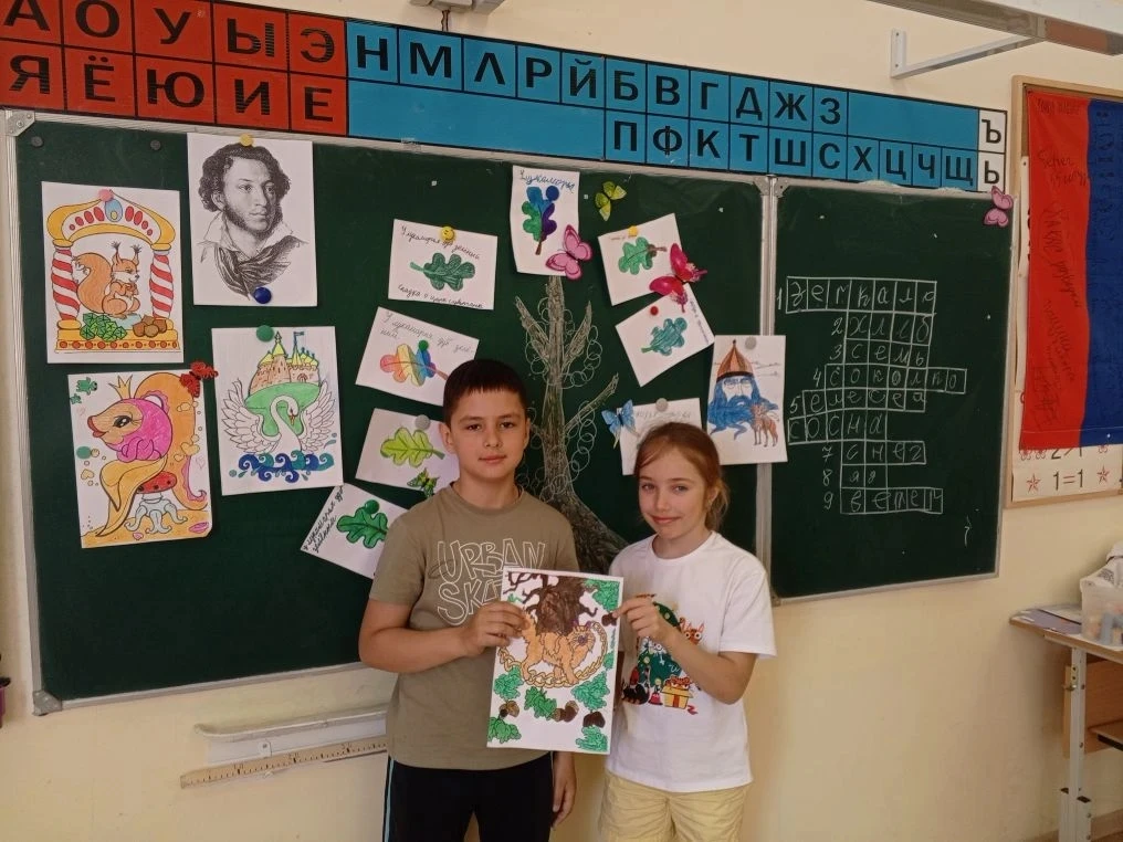 📚 «Словарный запас» в ДОЛ «Бригантина»: путешествие по сказкам Пушкина!

В 6-м отряде нашего лагеря