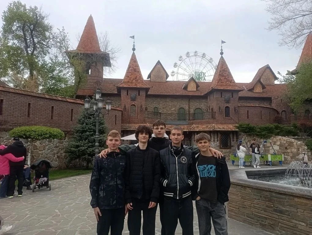 Первомайские праздники остались позади, а лицеисты 9А класса все еще мысленно гуляют по паркам Росто