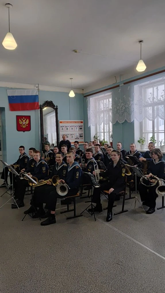 Духовой оркестр подарил весеннее настроение накануне 8 марта.