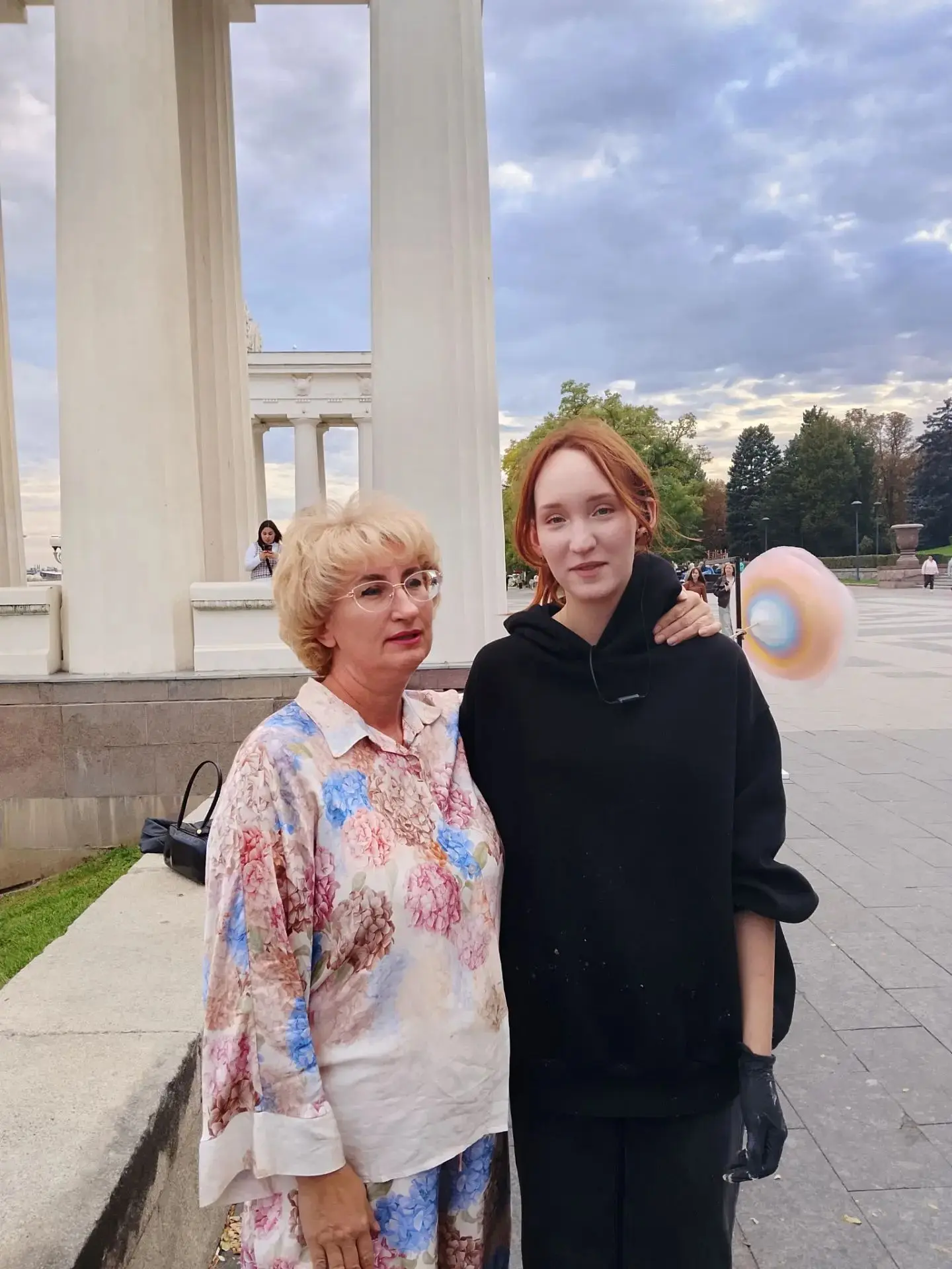 Пришла я на место творческой силы, т. е. на Набережную.